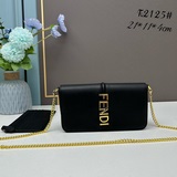 fendi 官網最新春夏通勤鍊條卡包，蓋頭搭配原版fendi字母五金，原版定制牛