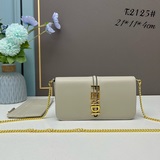 fendi 官網最新春夏通勤鍊條卡包，蓋頭搭配原版fendi字母五金，原版定制牛