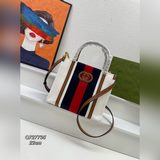 gucci新款托特包，自1960年代問世至今，标志性互扣式雙g标識一直是gucc
