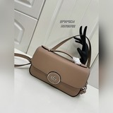 新品小包  【配禮品盒】guccl明星同款翻蓋包/按扣開合牛皮材質，可以斜跨