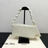 配盒子 Jacquemus* 新LeVague波浪紋腋下包獨特的波浪包身設計