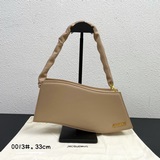 配盒子 Jacquemus* 新LeVague波浪紋腋下包獨特的波浪包身設計