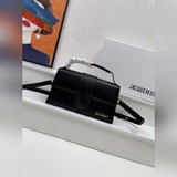 配盒子 Jacquemus* 手提單肩包獨特的包身設計 加上手提時髦又可愛