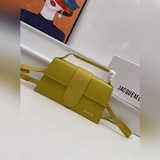 配盒子 Jacquemus* 手提單肩包獨特的包身設計 加上手提時髦又可愛