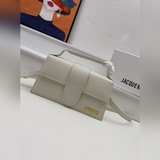 配盒子 Jacquemus* 手提單肩包獨特的包身設計 加上手提時髦又可愛