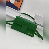 配盒子 Jacquemus* 手提單肩包獨特的包身設計 加上手提時髦又可愛