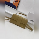 配盒子 Jacquemus* 手提單肩包獨特的包身設計 加上手提時髦又可愛