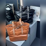 《重新定義羅威風格》*超人氣紙紋牛皮手袋  顔色：黑色、棕褐色皮料：西班