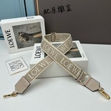 到貨啦～字母寬肩帶 采用小牛皮拼提花帆布制成 肩帶調節長短 搭配包包puzz