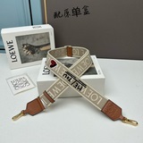 到貨啦～字母寬肩帶 采用小牛皮拼提花帆布制成 肩帶調節長短 搭配包包puzz