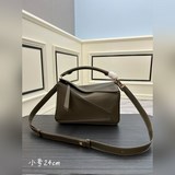 升級版puzzle本色壓印 經典黑到貨√簡約大氣的幾何設計 采用柔軟小牛皮拼