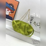 配盒子，loewe羅意威最新款腋下包，牛皮材質，手提或斜跨，餃子包～尺寸35x1