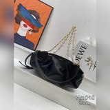 配盒子，loewe羅意威最新款腋下包，牛皮材質，手提或斜跨，餃子包～尺寸35x1
