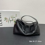 loew 羅威 新款腋下包 細節分享 尺寸：--焦糖色 軟牛皮納帕皮 對版質量