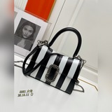 大號Marc Jacobs logo标牌MJ專櫃23年新款單肩斜挎手提沙漏包，