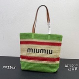 Miu謬，這款托特包采用天然拉菲草材質編織而成 簡潔輕便 正面繡花logo點綴
