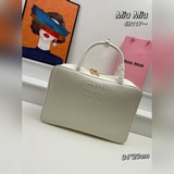 新品保齡球包，采用頂級進口小牛皮，皮質光滑細膩柔軟，棉質緞面襯裡，這款包包很酷，