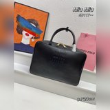 新品保齡球包，采用頂級進口小牛皮，皮質光滑細膩柔軟，棉質緞面襯裡，這款包包很酷，