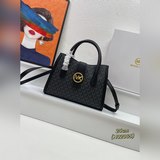 配盒子MK新款手提包！經典pvc面料，配有長背帶，怎麼背都格外好看了呢！牛皮配
