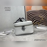 配盒子Prada化妝包 大小正好，價格正好。預定到的一個，也是比較不太好買的一款