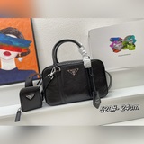 頭層牛皮1BH520這款閑适風托特包取材天然質感的光澤軟羊革打造。手工褶皺效果
