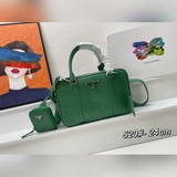 頭層牛皮1BH520這款閑适風托特包取材天然質感的光澤軟羊革打造。手工褶皺效果