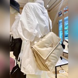這款單肩包甄獨特加襯尼龍打造，并配有皮革肩帶和背面口袋，金屬配件賦予一抹亮色，整