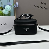 配盒子Prada化妝包 大小正好，價格正好。預定到的一個，也是比較不太好買的一款