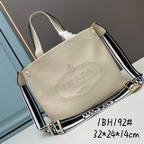 2023升級版普拉達《PRADA》激光雕花logo托特包這款手提/托特包采用進