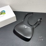 Prad 新款腋下包1BC169這款Cheo單肩包采用進口亮面牛皮，配有2條可