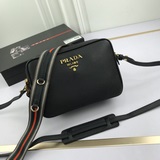 新時尚斜挎包，（配有皮肩帶-布寬肩帶）款號2089# 原版進口牛皮材質 ，手感超