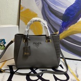 新款Pra@a手提包配肩帶款號：2110，采用進口手掌紋牛皮配鳄魚紋制做，原版定