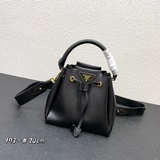 新款2023早春新款mini《PRADA》小飯盒.很可愛而且很能裝！日常穿搭