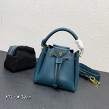 新款2023早春新款mini《PRADA》小飯盒.很可愛而且很能裝！日常穿搭