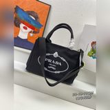 Prada早春系列沙特單肩包斜挎包 ，帆布包身加上車線點綴！讓包包整體立體感更加