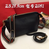 型號2091# 普拉達斜挎包，兩條肩帶。除了帶着俏皮的顔色之外，，露出的标志性的