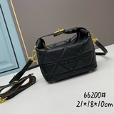 專櫃高品質2023開春醉新款獨家首發普拉達《PRADA》飯盒包，采用進口小羊皮，
