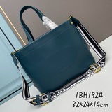 升級版普拉達《PRADA》激光雕花logo托特包這款手提/托特包采用進口小牛皮
