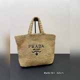 prada新款镂空草編tote！ 拉菲草 ～ 出貨滿滿的藝術氣息～拉菲草編織非