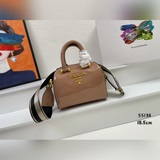 小可愛枕頭包頭層牛皮壓漆普拉達《PRADA》  采用進口牛皮制做，原版定制五金，