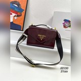 、Prad a夏日傾情 頭層牛皮壓漆，時尚靓麗百搭Monochrome手袋用同色