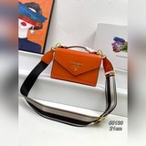 、Prad a夏日傾情 頭層牛皮壓漆，時尚靓麗百搭Monochrome手袋用同色