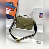 、Prad a夏日傾情 頭層牛皮壓漆，時尚靓麗百搭Monochrome手袋用同色