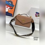 、Prad a夏日傾情 頭層牛皮壓漆，時尚靓麗百搭Monochrome手袋用同色
