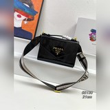、Prad a夏日傾情 頭層牛皮壓漆，時尚靓麗百搭Monochrome手袋用同色