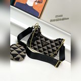 Prada新款nylon Hobo手拎/腋下包網紅姐妹團瘋狂種草而風靡時尚圈的h