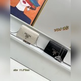 棱格小腰包1BA298新色這款采用進細膩光滑牛皮，彰顯華美且不失功能性的設計。