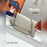 新款郵差包這款柔和翻蓋單肩包诠釋百搭的簡約設計。大身為三角形圍裹刻字徽标，巧妙