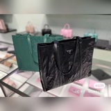 新款托特包1BG587頭層橫款這款閑适風托特包取材天然質感的光澤軟羊革打造。