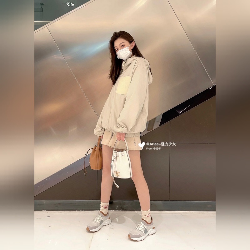 小號 TOD’S 托德斯 水桶包 進口小牛皮，小荔枝紋皮質細膩柔軟，配有手一條